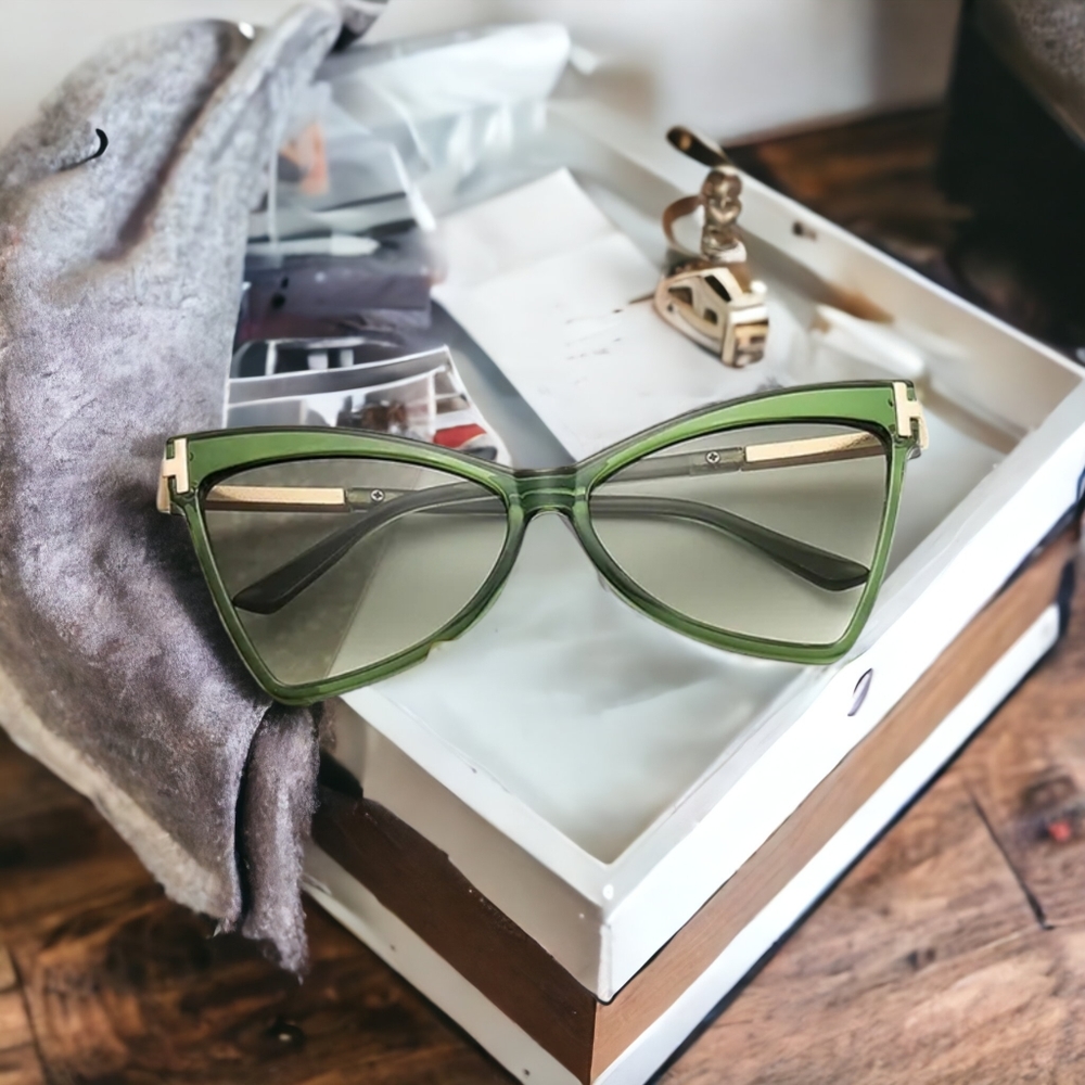 Cateye Green & Gold Sunglasses NEW - Picture 2 of 2
